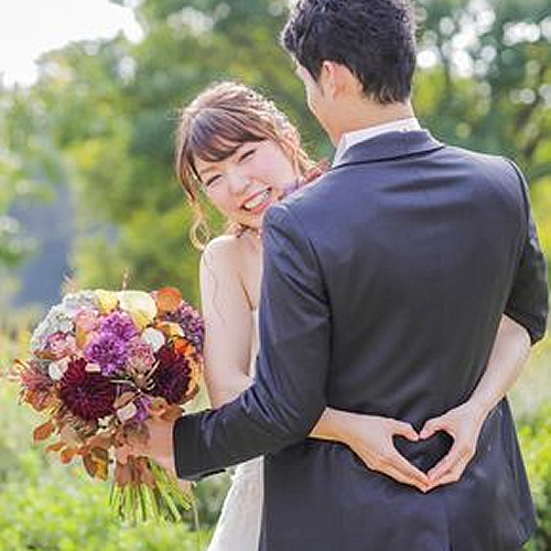 手でハートを作るポーズ