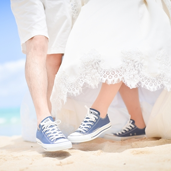 ウェディングスニーカーフォト-つまさきを合わせて