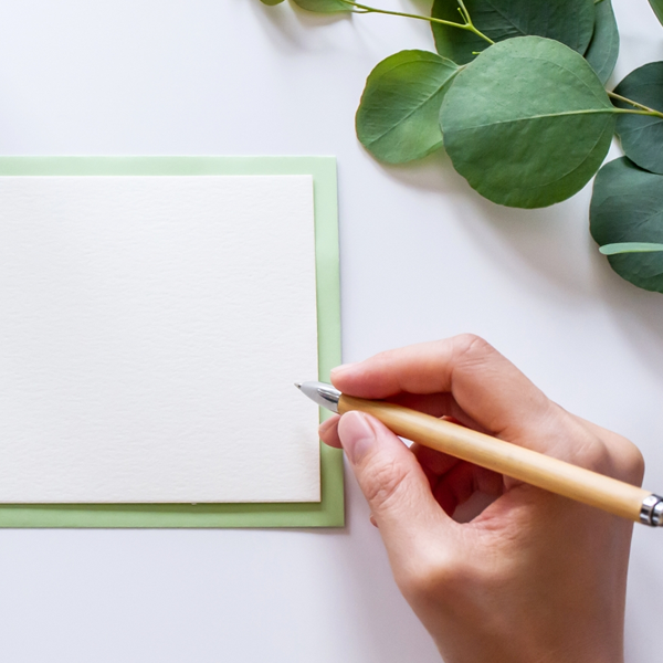 結婚式はしない「ナシ婚」でも報告はマスト！4つの方法でトラブルを防ぐ