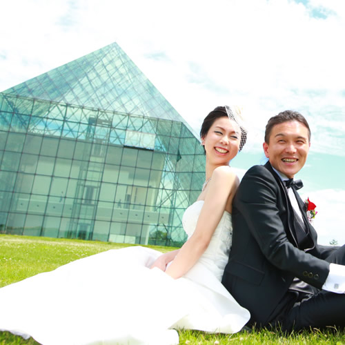 ガラスのピラミッドをバックに