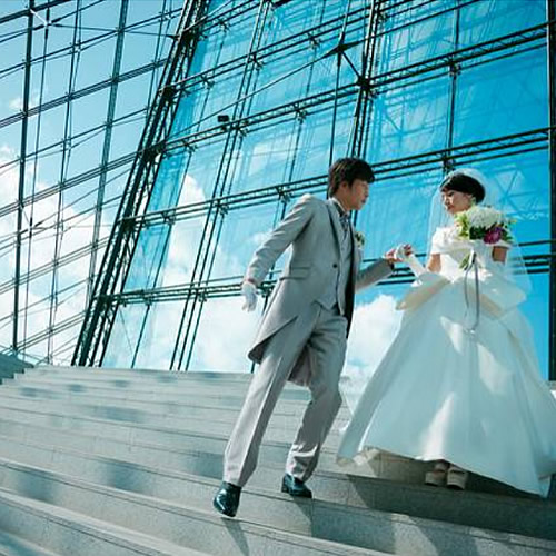 ガラスのピラミッドの中