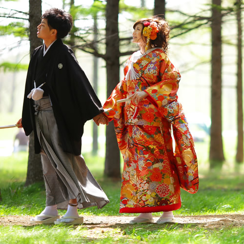 山のふもとの林で