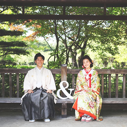 ベンチに腰掛けて